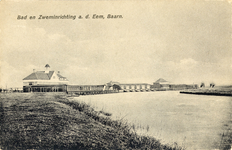 8021 Gezicht over de rivier de Eem op de bad- en zweminrichting te Baarn uit het zuiden.